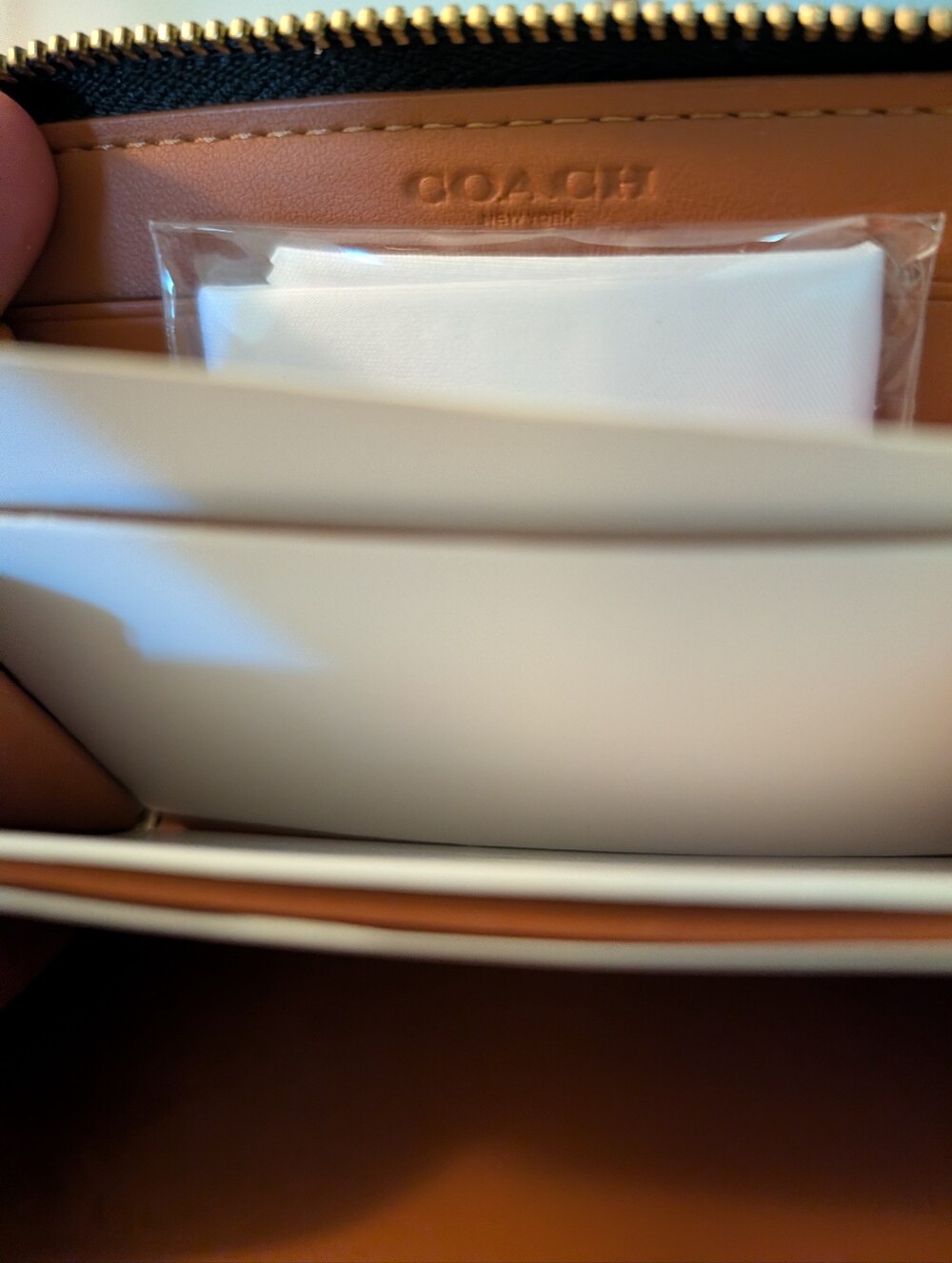 Sold Out Sold Coach Essential Zip In Pearlized Patent Leather Boxed - Picture 7 of 12
